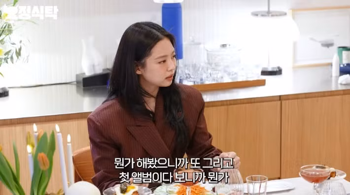 Jennie: Tôi thực sự không có thời gian ở nhà. Sân bay giống như nhà của tôi vậy. Các tiếp viên hàng không thường xuyên chào đón tôi và chúng tôi đã trở nên rất thân thiết. Có lần, tôi có lịch trình phải đi London, Paris và Hoa Kỳ trong ba tuần và tôi đã hoàn toàn kiệt sức. Vì liên tục di chuyển qua các múi giờ nên tôi đã mất cảm giác về thời gian. Khi tôi hoàn thành công việc, đã đến giờ đi ngủ và vì thường xuyên thay đổi quốc gia nên cơ thể tôi không thể theo kịp. Sau khi bị ốm, tôi đã học được rất nhiều điều từ trải nghiệm này".