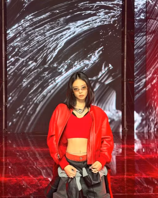 "Thật đau lòng khi thấy những người bạn thân của mình rời đi, nhưng tôi phải lau nước mắt và tiếp tục. Tuy nhiên, tôi vẫn quyết tâm ra mắt bất kể thế nào. Không phải là tôi nghĩ mình có tài năng đặc biệt mà chỉ tin rằng đây là con đường duy nhất", Jennie bộc bạch.