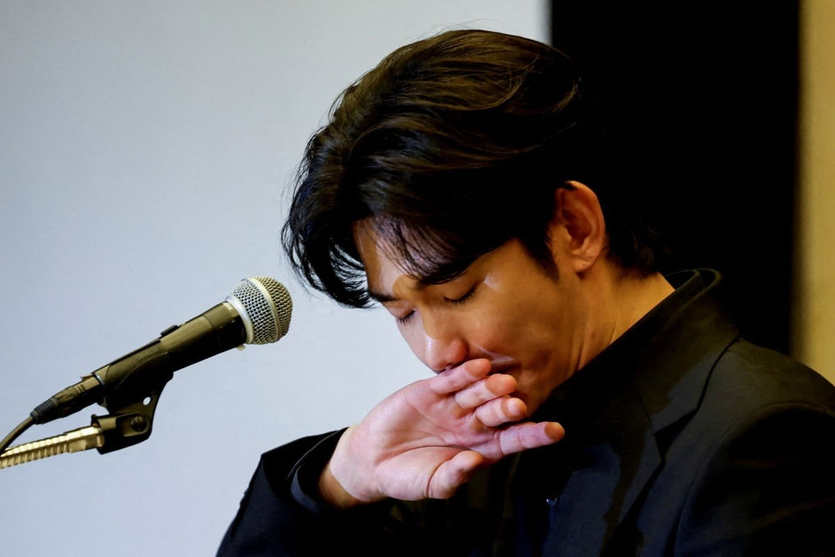 Nam diễn viên Hàn Quốc Kim Soo Hyun, người đang vướng vào tranh cãi về mối quan hệ với nữ diễn viên quá cố Kim Sae Ron, đã rơi nước mắt trong buổi họp báo ở Seoul vào ngày 31/3. (Ảnh: Reuters)