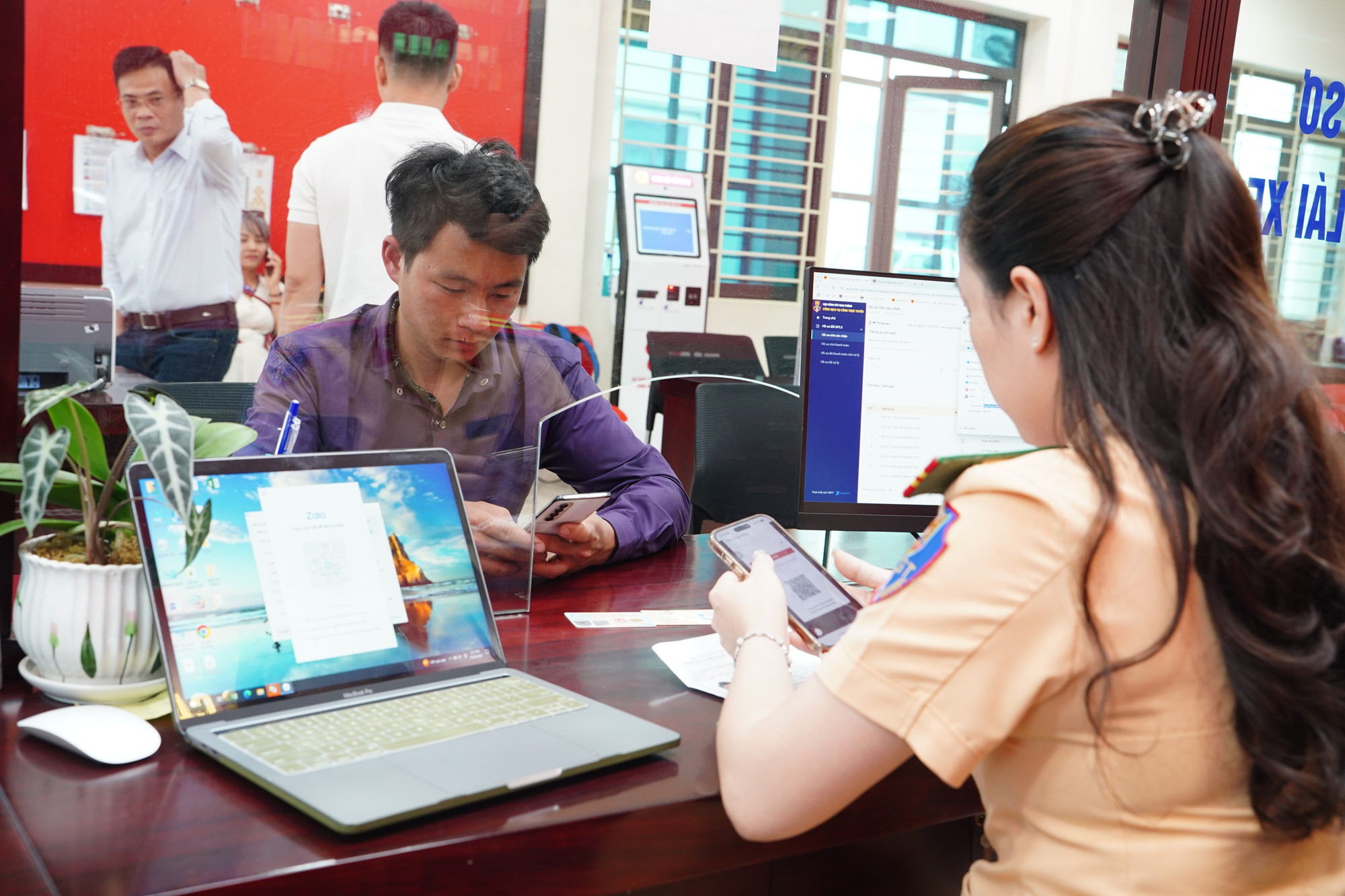 Người dân ở thành phố Lào Cai đến làm thủ tục tại trụ sở điểm tiếp nhận hồ sơ của Phòng Cảnh sát giao thông - Công an tỉnh Lào Cai Người dân ở thành phố Lào Cai đến làm thủ tục tại trụ sở điểm tiếp nhận hồ sơ của Phòng Cảnh sát giao thông - Công an tỉnh Lào Cai