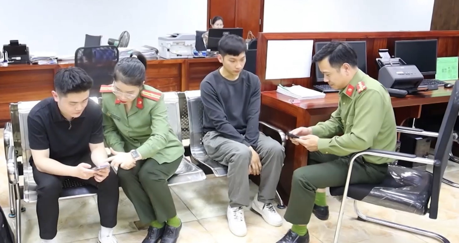 Cán bộ Phòng hồ sơ nghiệp vụ tiếp nhận và hướng dẫn cấp phiếu lý lịch tư pháp Cán bộ Phòng hồ sơ nghiệp vụ tiếp nhận và hướng dẫn cấp phiếu lý lịch tư pháp