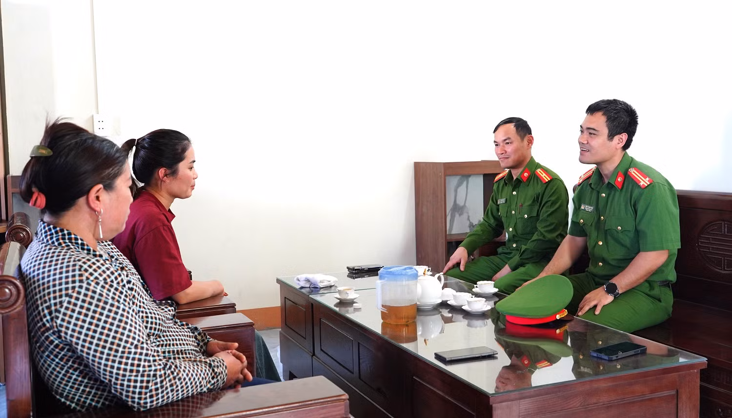 Công an xã Trịnh Tường thăm gia đình chị Tẩn Thu Phương