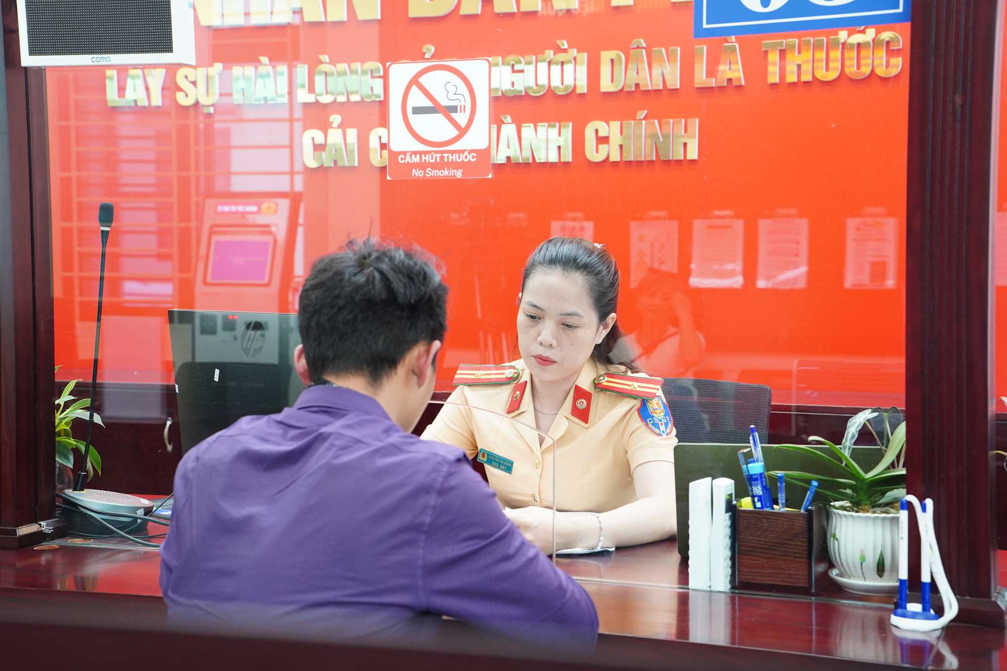 Người dân ở thành phố Lào Cai đến làm thủ tục tại trụ sở điểm tiếp nhận hồ sơ của Phòng Cảnh sát giao thông - Công an tỉnh Lào Cai Người dân ở thành phố Lào Cai đến làm thủ tục tại trụ sở điểm tiếp nhận hồ sơ của Phòng Cảnh sát giao thông - Công an tỉnh Lào Cai