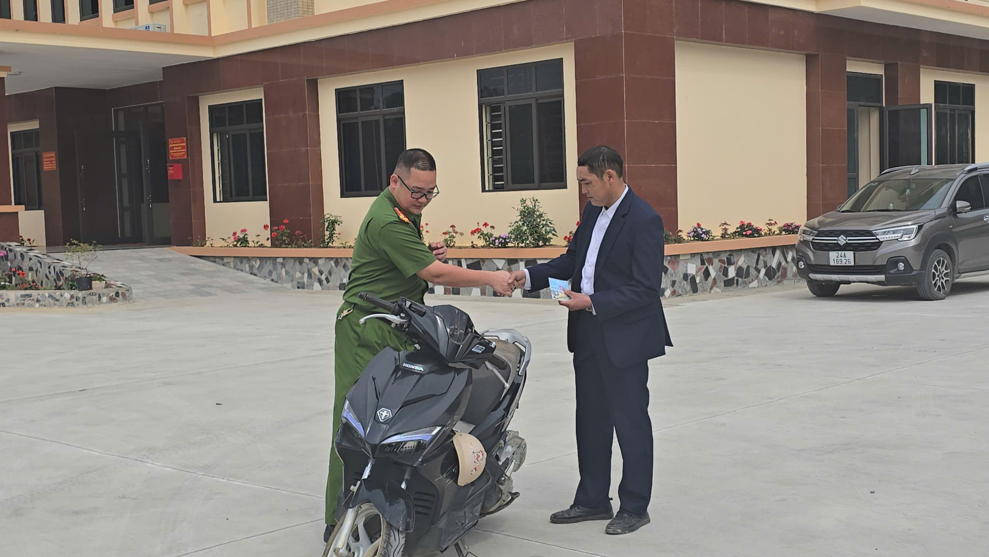 Ông Lò A Ty, người dân xã Hoàng Liên, thị xã Sa Pa, đang làm thủ tục nhận lại chiếc xe máy đã bị thất lạc Ông Lò A Ty, người dân xã Hoàng Liên, thị xã Sa Pa, đang làm thủ tục nhận lại chiếc xe máy đã bị thất lạc