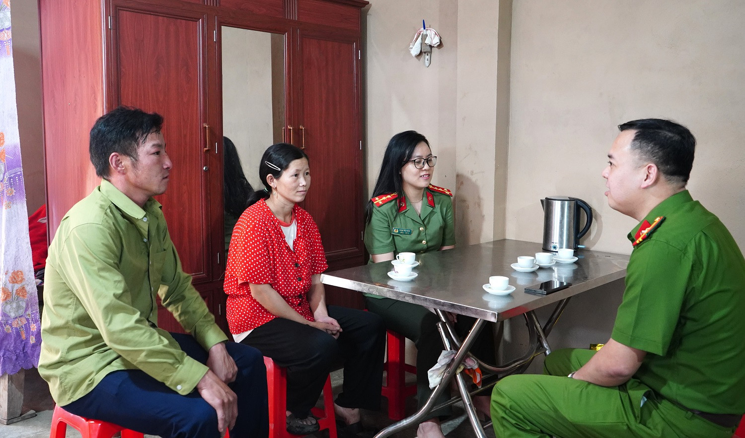 Công an xã Liên Minh thăm gia đình người dân ở khu tái thiết Đồi Gianh. Công an xã Liên Minh thăm gia đình người dân ở khu tái thiết Đồi Gianh.