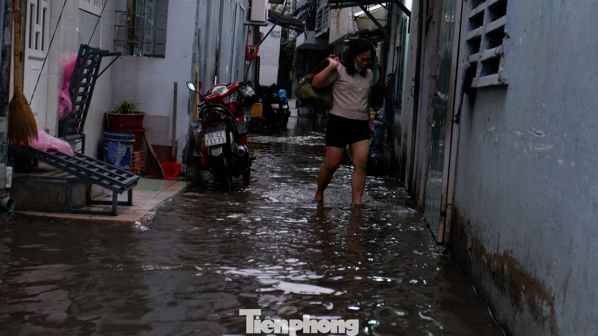 Nước tràn vào một số tuyến hẻm trên đường Trần Xuân Soạn. Nước tràn vào một số tuyến hẻm trên đường Trần Xuân Soạn.