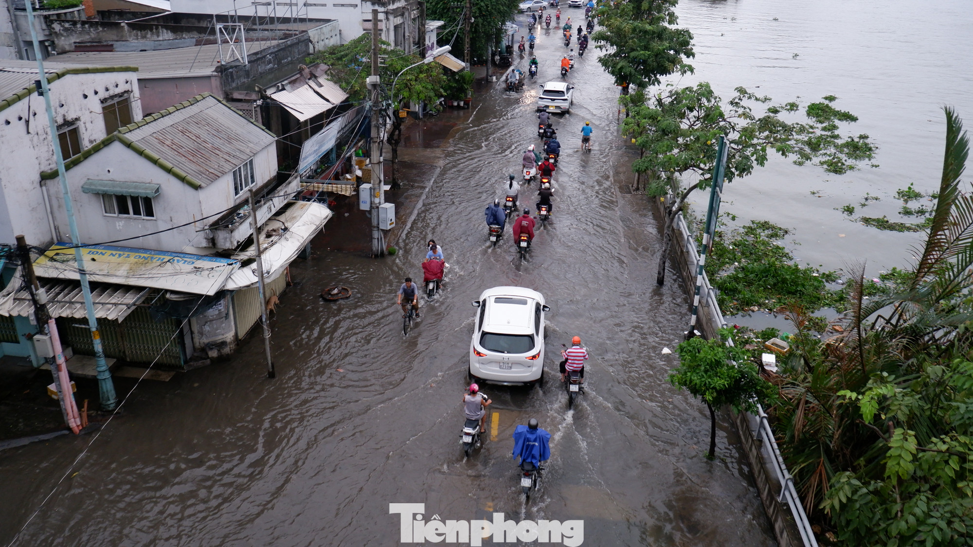 Nước dòng kênh Tẻ tràn bờ gây ngập hơn 1km đường Trần Xuân Soạn, quận 7. Nước dòng kênh Tẻ tràn bờ gây ngập hơn 1km đường Trần Xuân Soạn, quận 7.