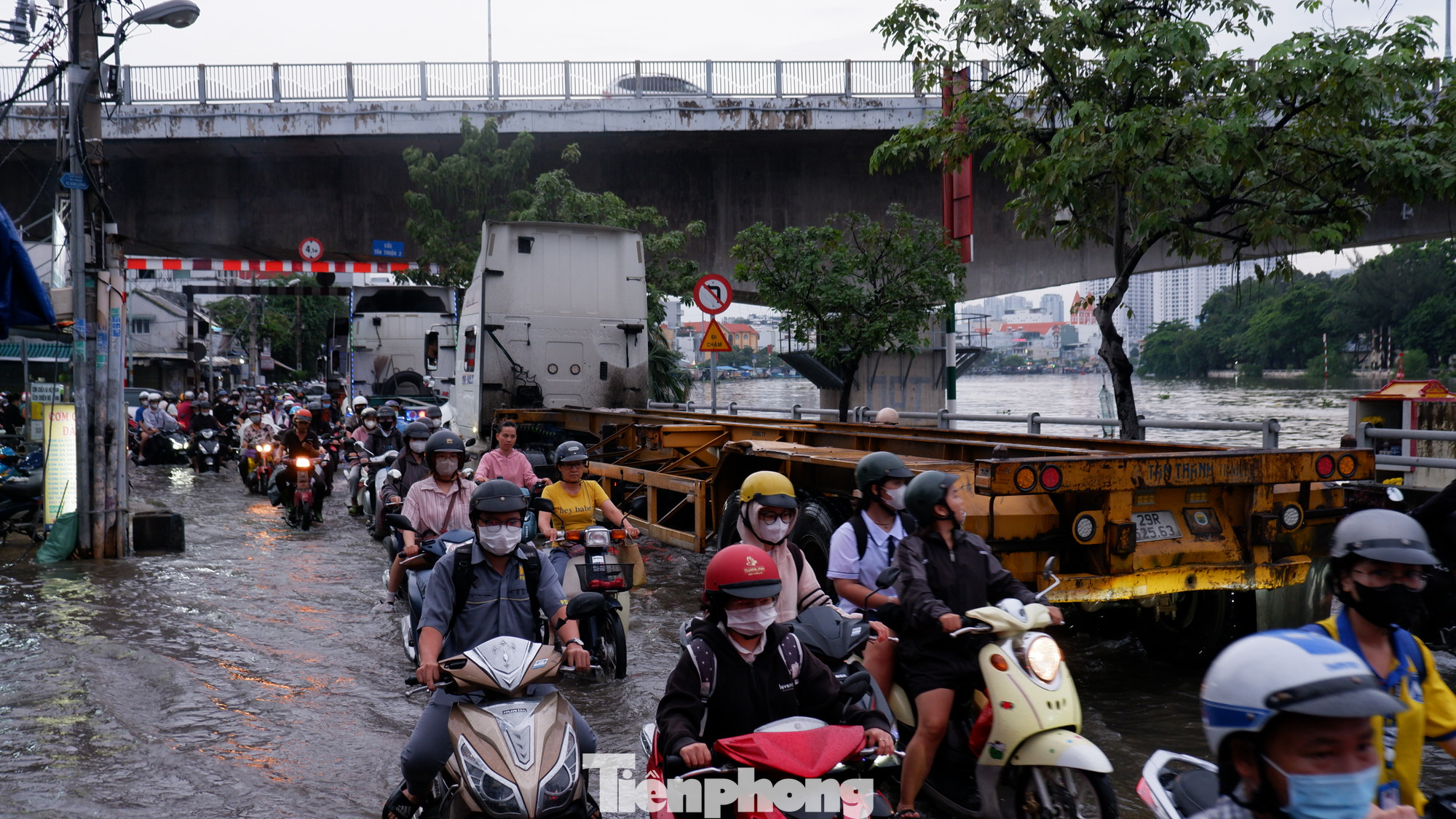 Nước ngập sâu, giao thông ùn ứ tại đường Trần Xuân Soạn (đoạn dưới cầu Tân Thuận 2). Nước ngập sâu, giao thông ùn ứ tại đường Trần Xuân Soạn (đoạn dưới cầu Tân Thuận 2).