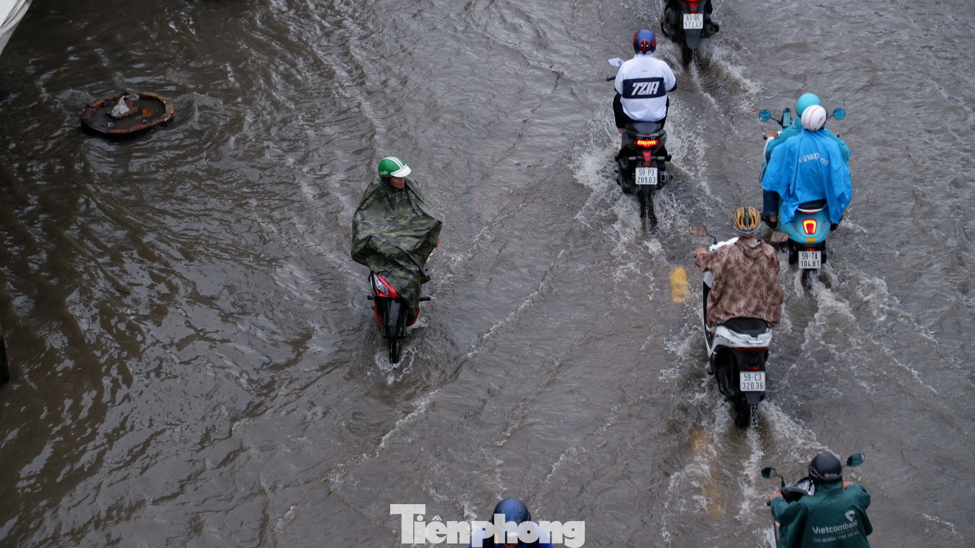 Nước ngập mênh mông trên đường. Nước ngập mênh mông trên đường.