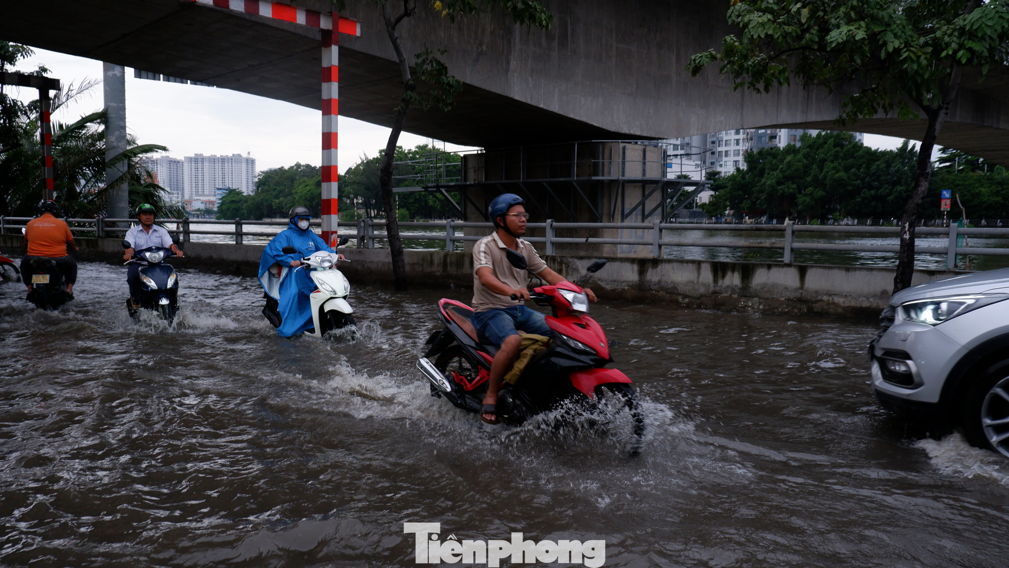 Nước ngập sâu, giao thông đi lại gặp nhiều khó khăn. Nước ngập sâu, giao thông đi lại gặp nhiều khó khăn.