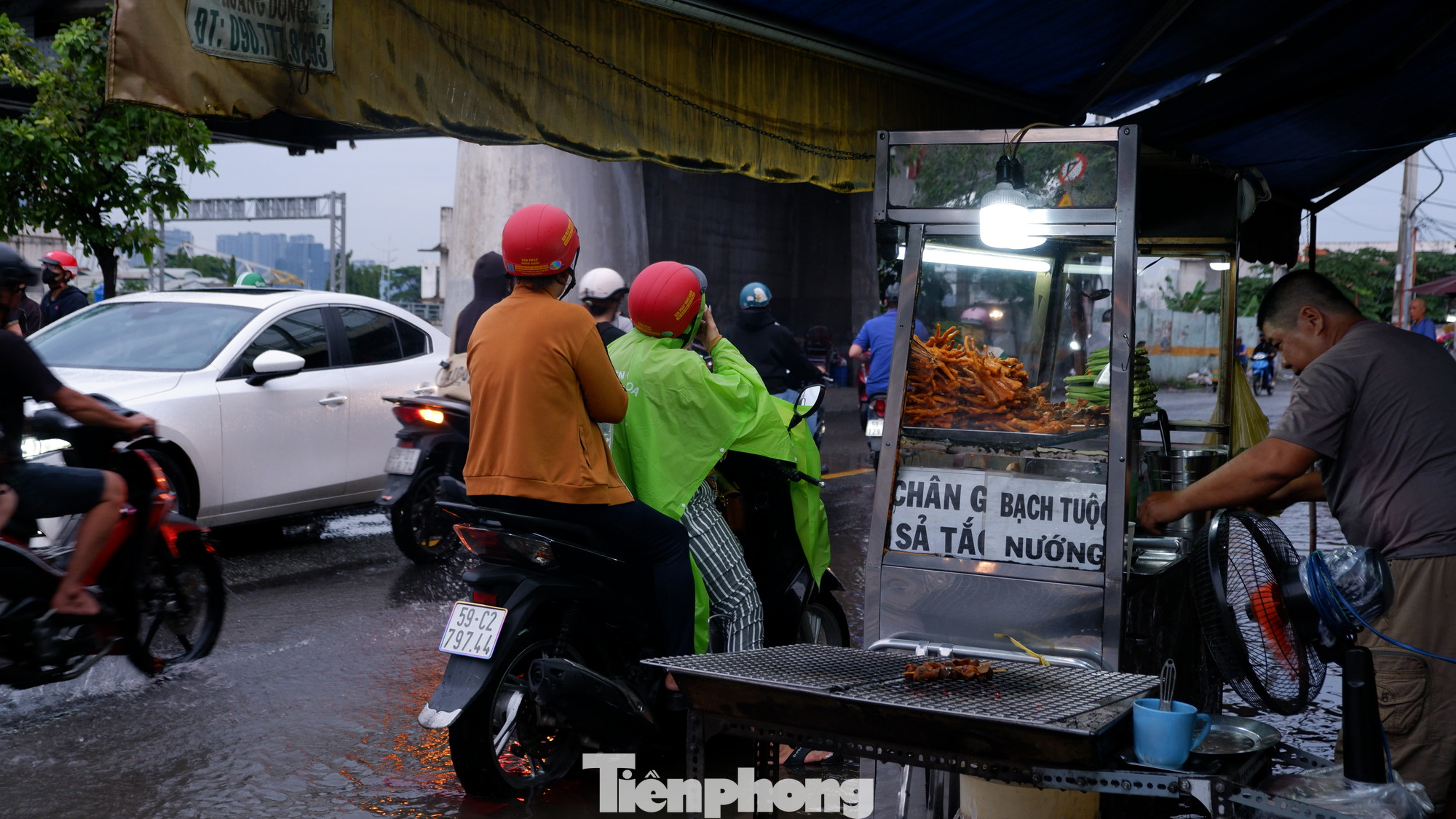 Nhiều hàng quán của người dân trên đường phải vừa bán vừa "chạy ngập". Nhiều hàng quán của người dân trên đường phải vừa bán vừa "chạy ngập".