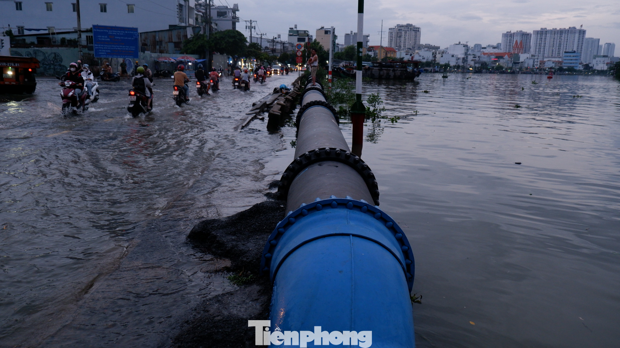 Mưa kết hợp triều cường khiến mực nước kênh Tẻ còn cao hơn cả mặt đường. Mưa kết hợp triều cường khiến mực nước kênh Tẻ còn cao hơn cả mặt đường.