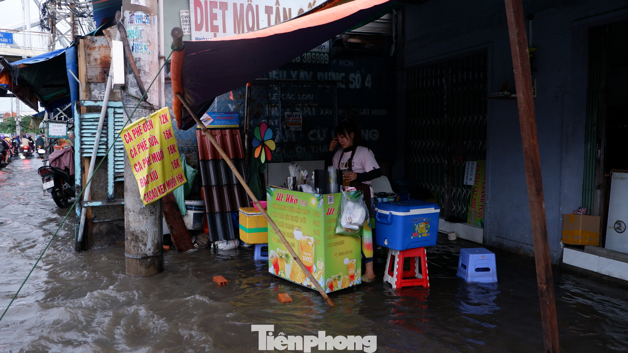 Nhiều hộ kinh doanh trên đường Trần Xuân Soạn, quận 7 phải sống chung với ngập. Nhiều hộ kinh doanh trên đường Trần Xuân Soạn, quận 7 phải sống chung với ngập.