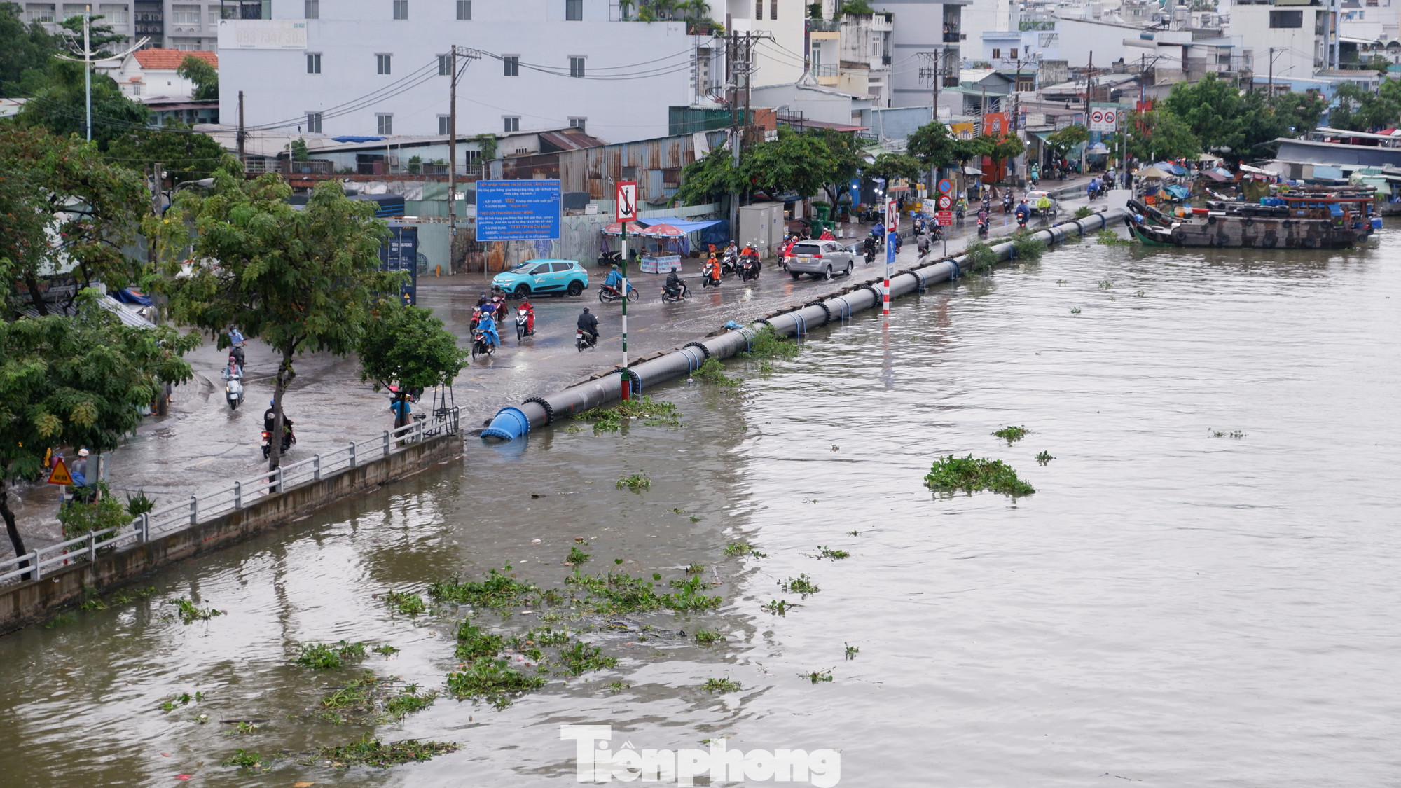 Nước tràn từ kênh Tẻ lên đường Trần Xuân Soạn. Nước tràn từ kênh Tẻ lên đường Trần Xuân Soạn.