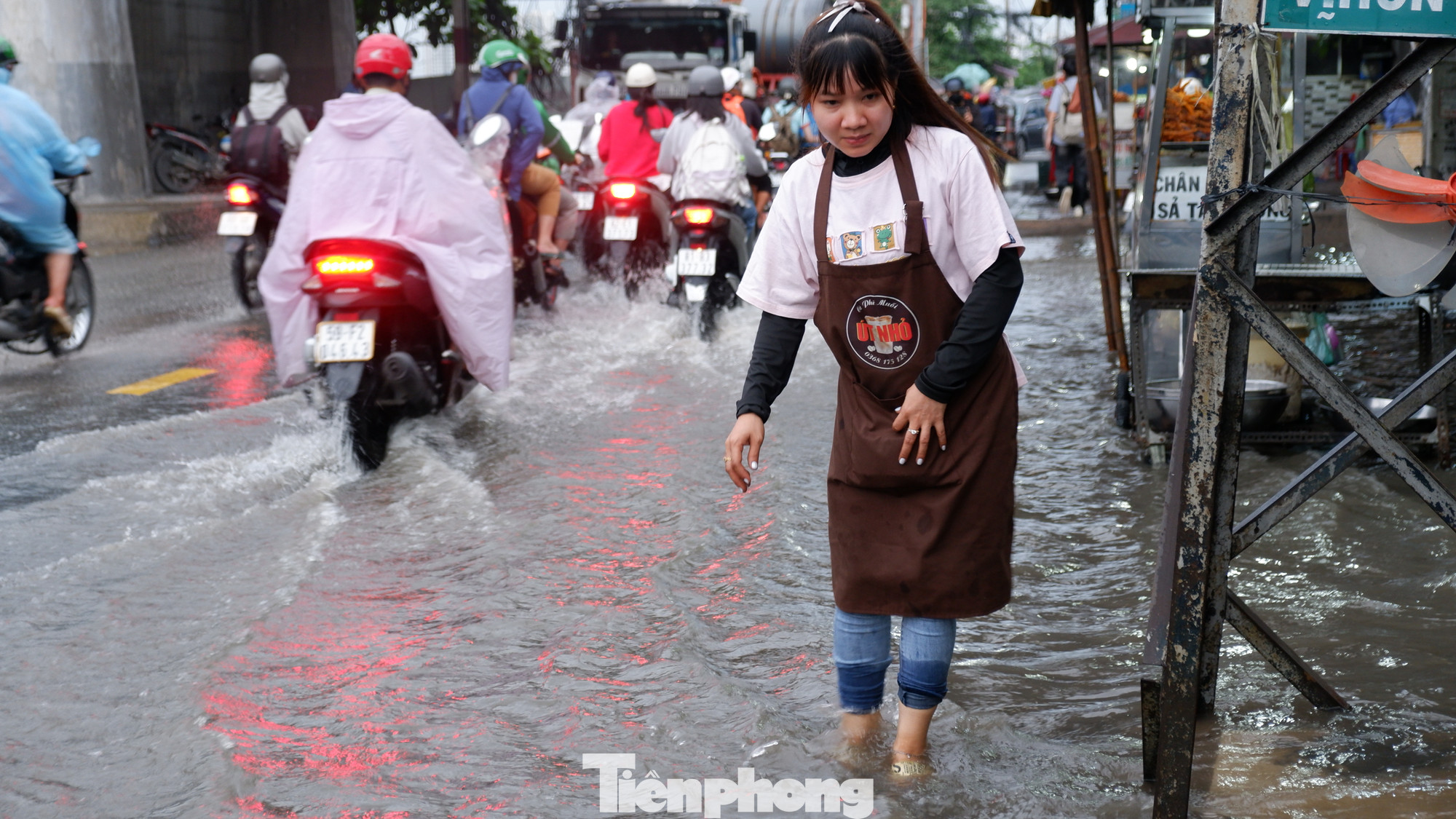 Người dân bì bõm lội nước khi triều cường kết hợp mưa lớn giờ tan tầm. Người dân bì bõm lội nước khi triều cường kết hợp mưa lớn giờ tan tầm.