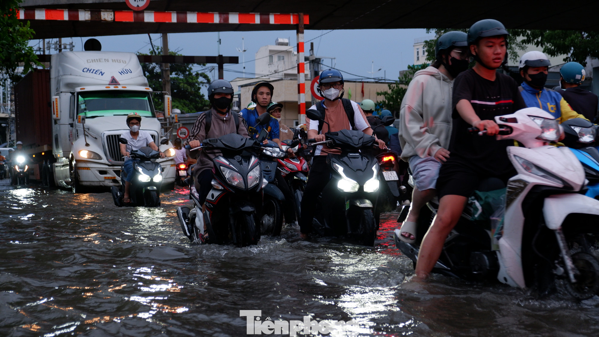 Dòng phương tiện bì bõm lội nước trên đường Trần Xuân Soạn (quận 7, TPHCM). Dòng phương tiện bì bõm lội nước trên đường Trần Xuân Soạn (quận 7, TPHCM).