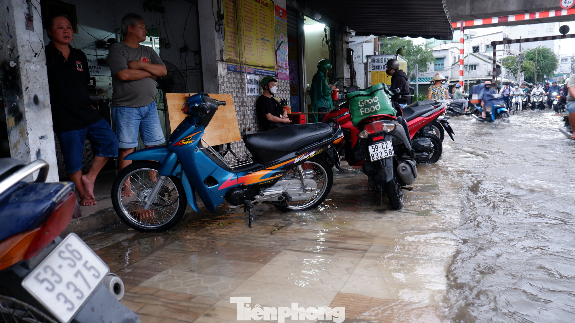 Nhiều hàng quán của người dân trên đường phải vừa bán vừa "chạy ngập". Nhiều hàng quán của người dân trên đường phải vừa bán vừa "chạy ngập".