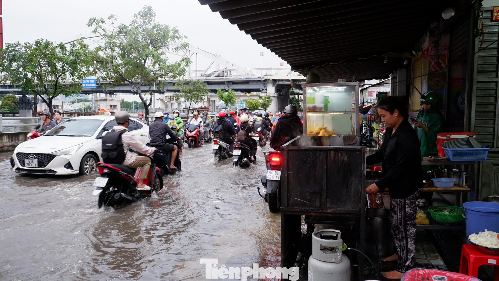 Nhiều hàng quán của người dân trên đường phải vừa bán vừa "chạy ngập". Nhiều hàng quán của người dân trên đường phải vừa bán vừa "chạy ngập".