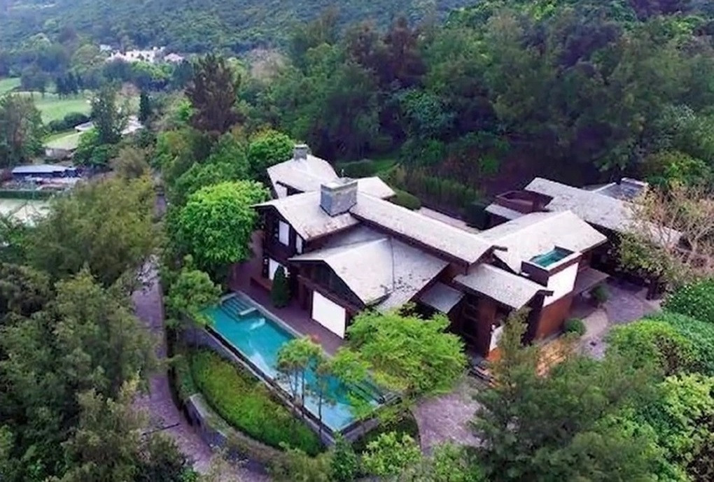 Lương Lạc Thi sống trong dinh thự gỗ đỏ biệt lập trên núi. Lương Lạc Thi sống trong dinh thự gỗ đỏ biệt lập trên núi.