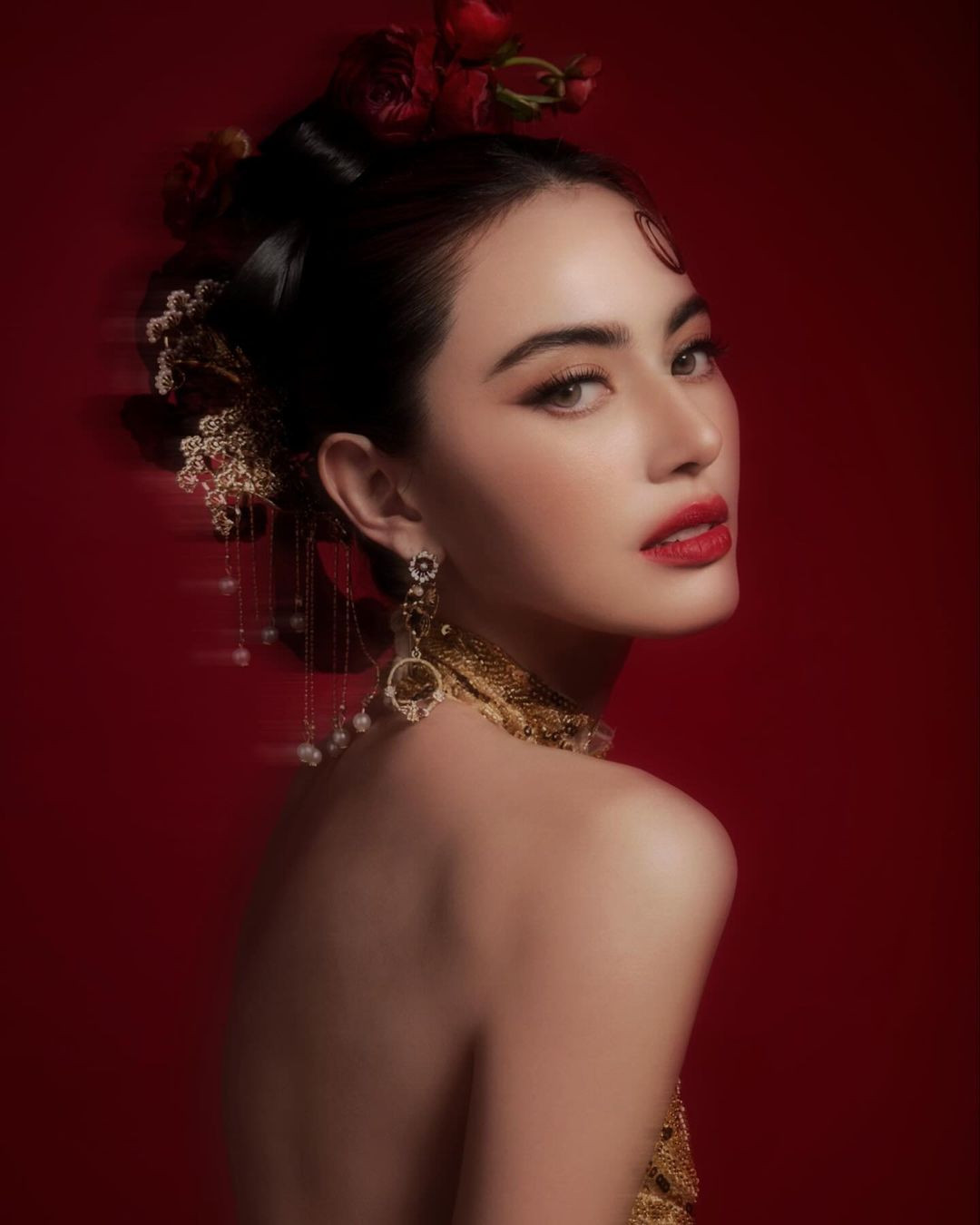 Mai Davika thể hiện rõ tình yêu với Trung Quốc nhằm lấy lòng khán giả Trung. Mai Davika thể hiện rõ tình yêu với Trung Quốc nhằm lấy lòng khán giả Trung.