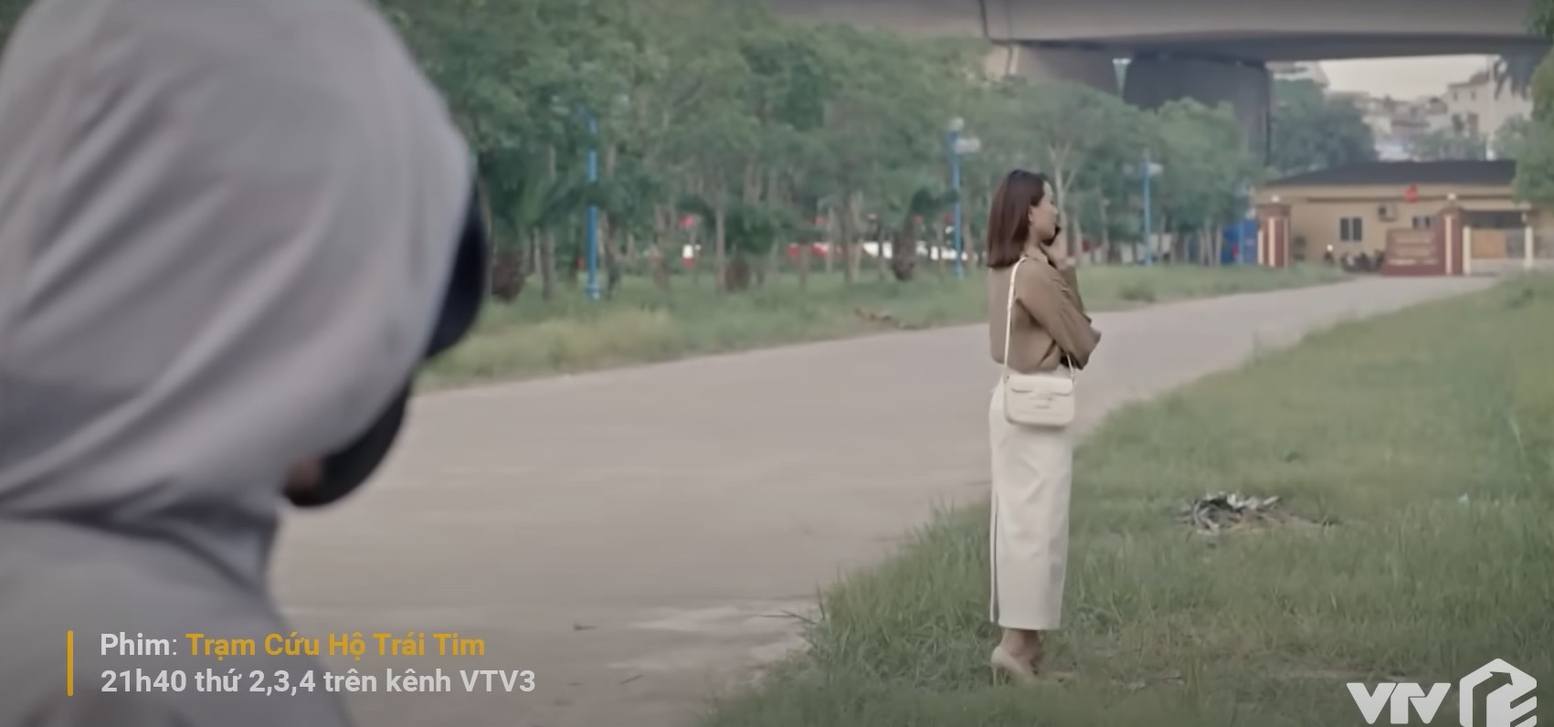 Ngân Hà mải nói chuyện nên không để ý đến con. Ngân Hà mải nói chuyện nên không để ý đến con.