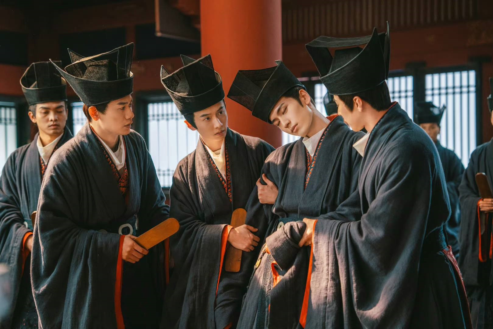 Nam chính từng giữ chức cao, sống đến hơn 40 tuổi mới trọng sinh, thế nhưng Trương Lăng Hách lại diễn cảnh nhân vật mừng đến ngất xỉu vì được thăng chức. Tình tiết này bị chê thiếu logic, không hợp với hình tượng nhân vật. Nam chính từng giữ chức cao, sống đến hơn 40 tuổi mới trọng sinh, thế nhưng Trương Lăng Hách lại diễn cảnh nhân vật mừng đến ngất xỉu vì được thăng chức. Tình tiết này bị chê thiếu logic, không hợp với hình tượng nhân vật.