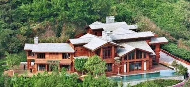 Lương Lạc Thi sống trong dinh thự gỗ đỏ biệt lập trên núi. Lương Lạc Thi sống trong dinh thự gỗ đỏ biệt lập trên núi.