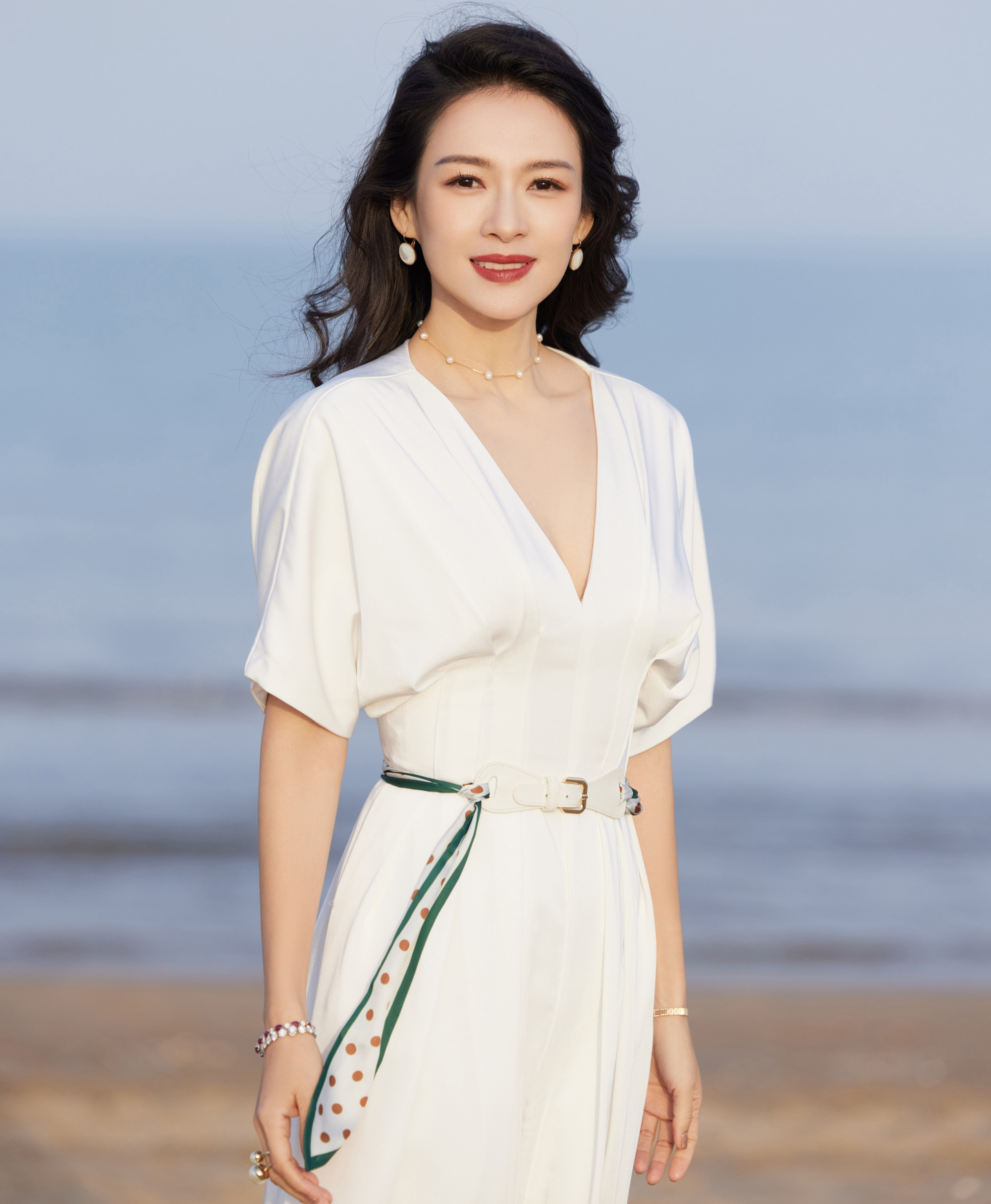 Được đóng chính phim của đạo diễn Trương Nghệ Mưu ngay trong tác phẩm đầu tay, Chương Tử Di đã gây tiếng vang lớn. Sau 26 năm, cô vẫn đứng trên đỉnh cao.