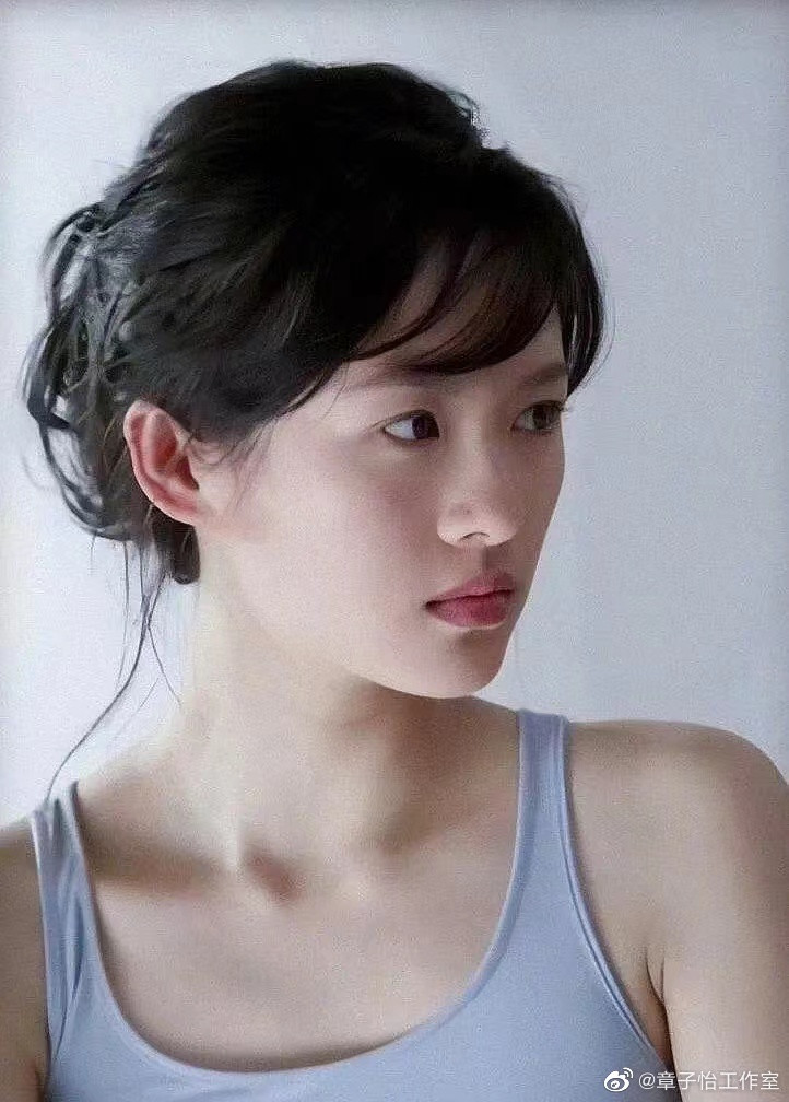 Được đóng chính phim của đạo diễn Trương Nghệ Mưu ngay trong tác phẩm đầu tay, Chương Tử Di đã gây tiếng vang lớn. Sau 26 năm, cô vẫn đứng trên đỉnh cao.