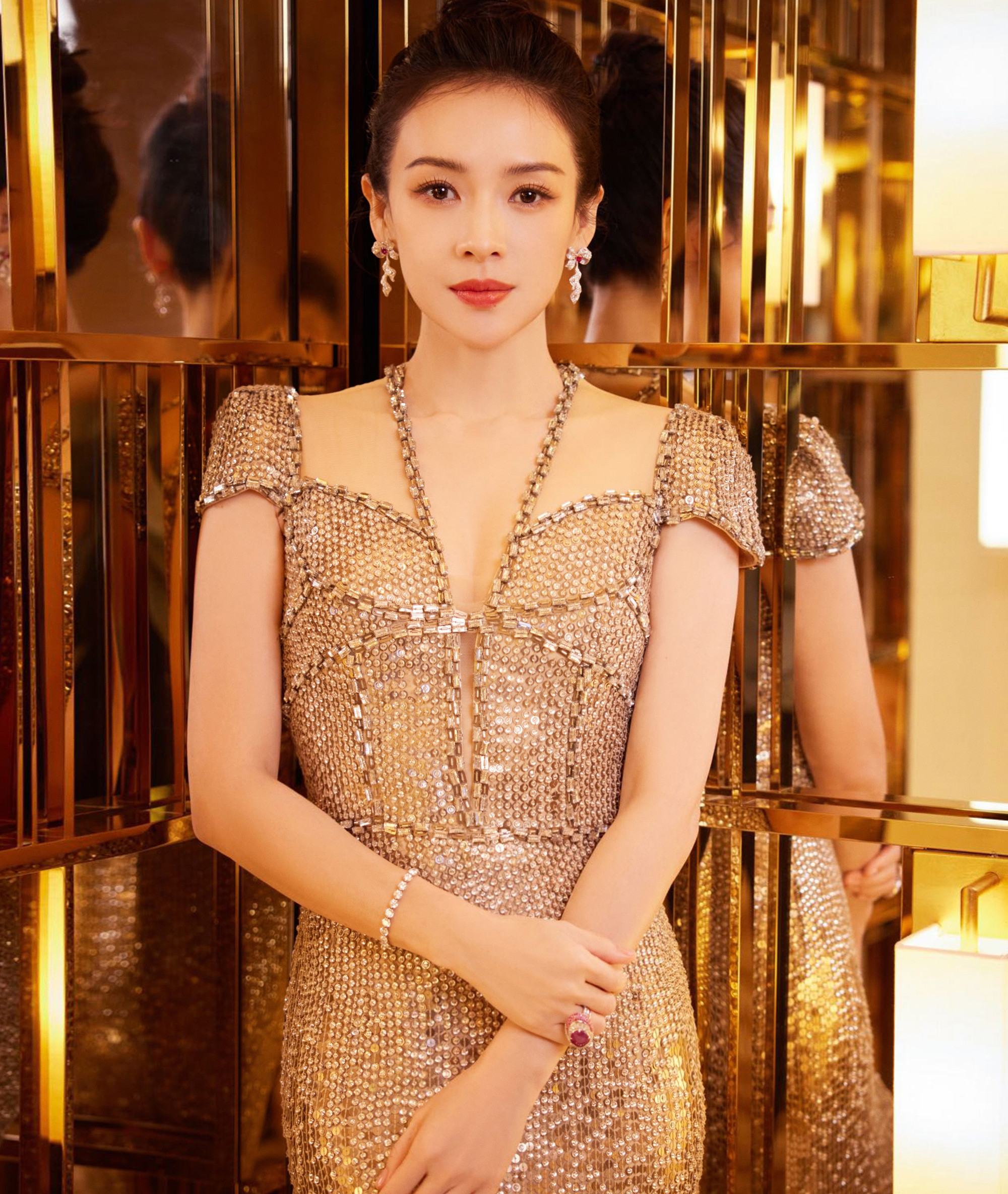 Được đóng chính phim của đạo diễn Trương Nghệ Mưu ngay trong tác phẩm đầu tay, Chương Tử Di đã gây tiếng vang lớn. Sau 26 năm, cô vẫn đứng trên đỉnh cao.