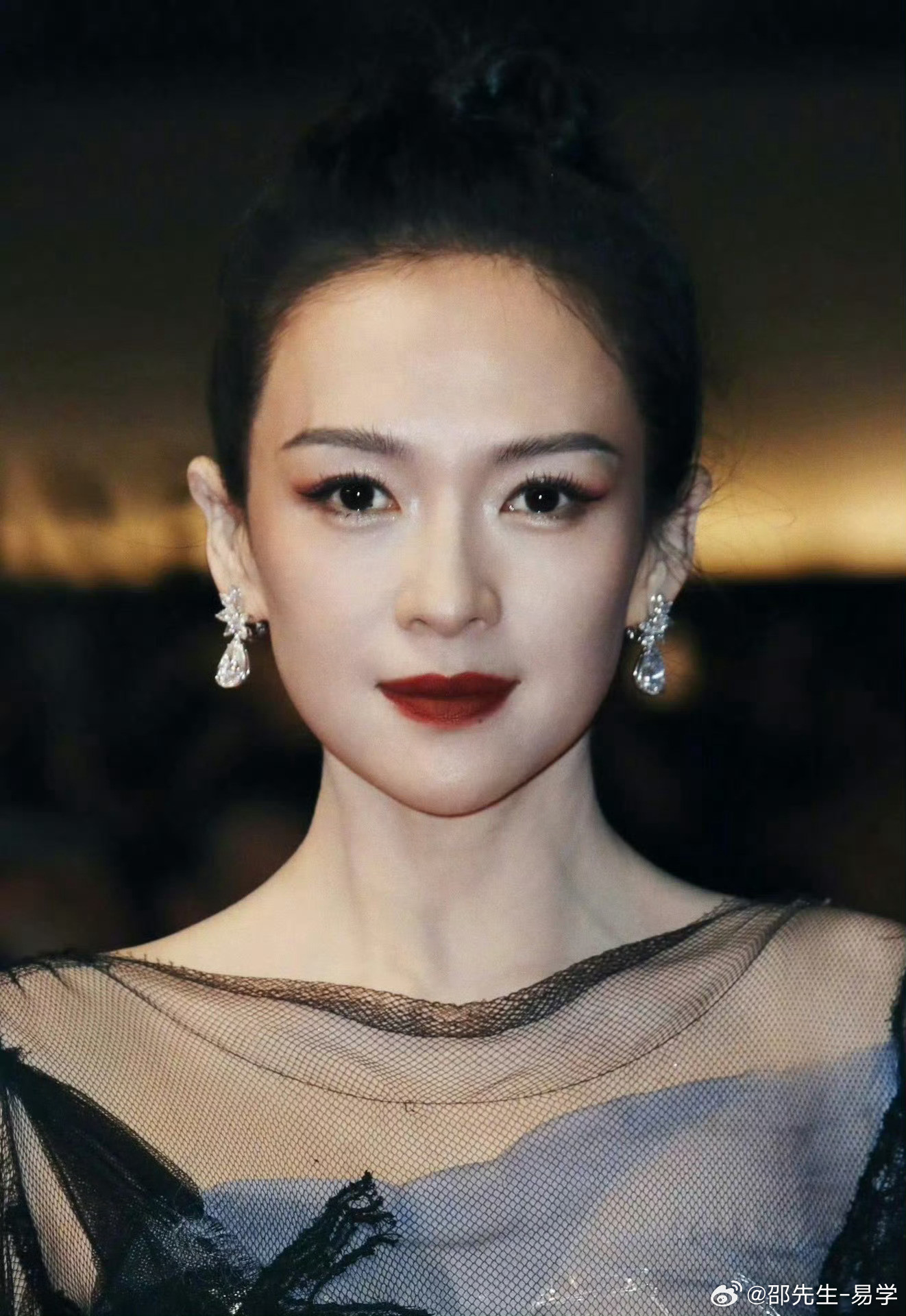 Được đóng chính phim của đạo diễn Trương Nghệ Mưu ngay trong tác phẩm đầu tay, Chương Tử Di đã gây tiếng vang lớn. Sau 26 năm, cô vẫn đứng trên đỉnh cao.