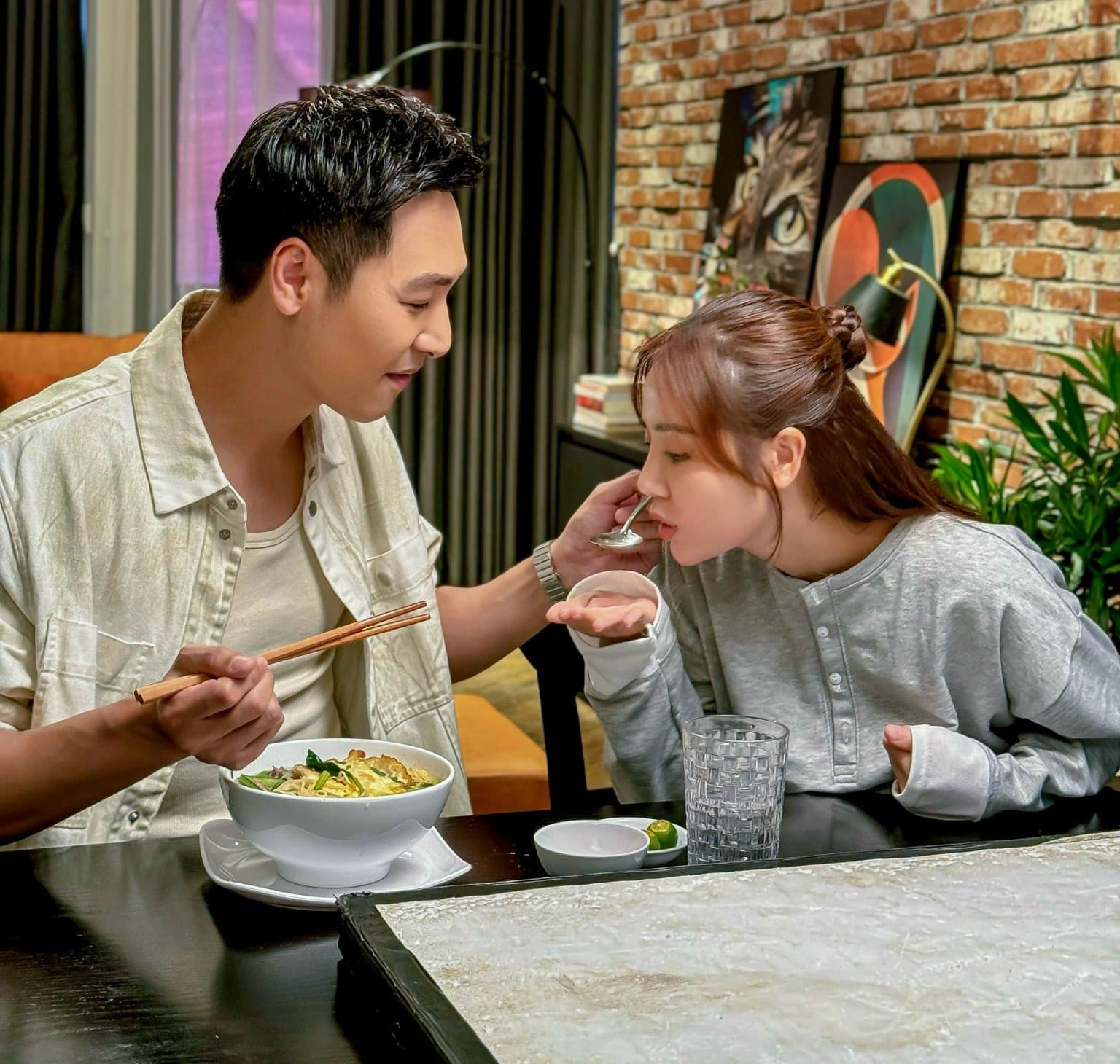 Cảnh tình cảm giữa Huyền Lizzie và Mạnh Trường gượng gạo, thiếu tự nhiên.