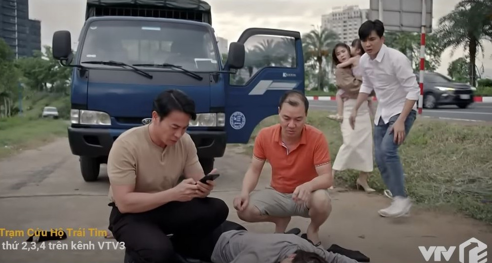 An Nhiên vì cứu bé Kitty mà bị xe gây thương tích bất tỉnh. Ngân Hà bị chê khi chăm con nhỏ nhưng vẫn đi đôi giày gót nhọn khó di chuyển. An Nhiên vì cứu bé Kitty mà bị xe gây thương tích bất tỉnh. Ngân Hà bị chê khi chăm con nhỏ nhưng vẫn đi đôi giày gót nhọn khó di chuyển.