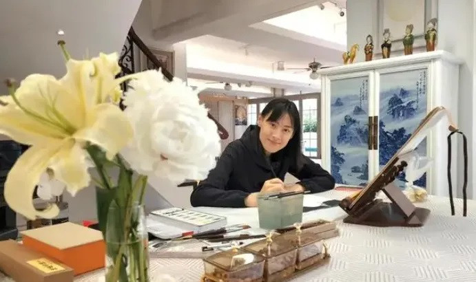 Lương Lạc Thi sống trong dinh thự gỗ đỏ biệt lập trên núi. Lương Lạc Thi sống trong dinh thự gỗ đỏ biệt lập trên núi.