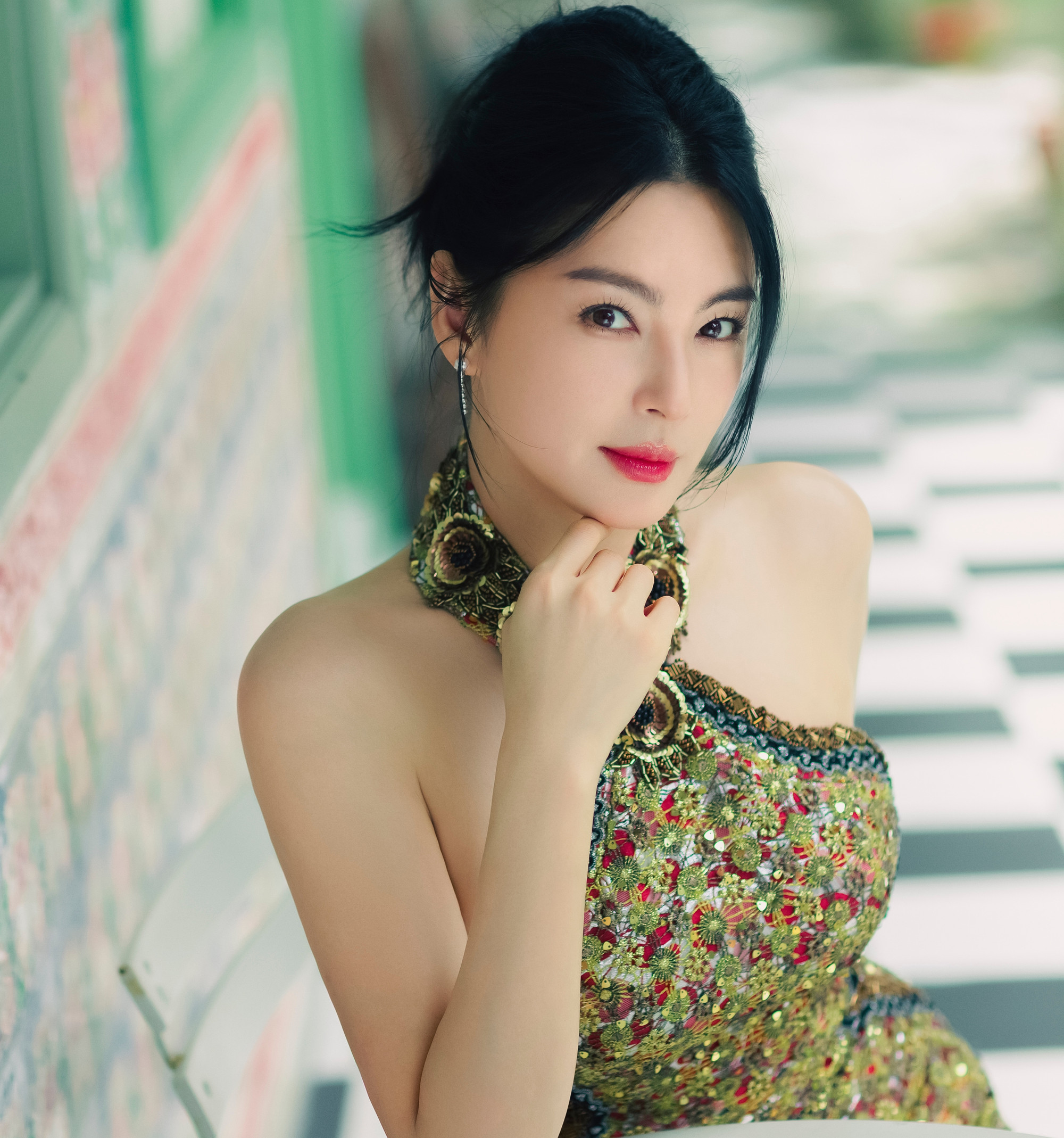 Trương Vũ Kỳ đẩy Vu Thích lên trên lửa nóng khi tiết lộ đời tư bê bối của nam diễn viên. Trương Vũ Kỳ đẩy Vu Thích lên trên lửa nóng khi tiết lộ đời tư bê bối của nam diễn viên.