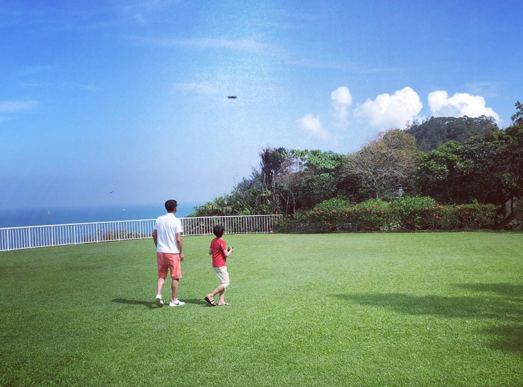 Biệt thự rộng lớn nhìn ra biển mà Lý Gia Hân và chồng con đang sống. Biệt thự rộng lớn nhìn ra biển mà Lý Gia Hân và chồng con đang sống.