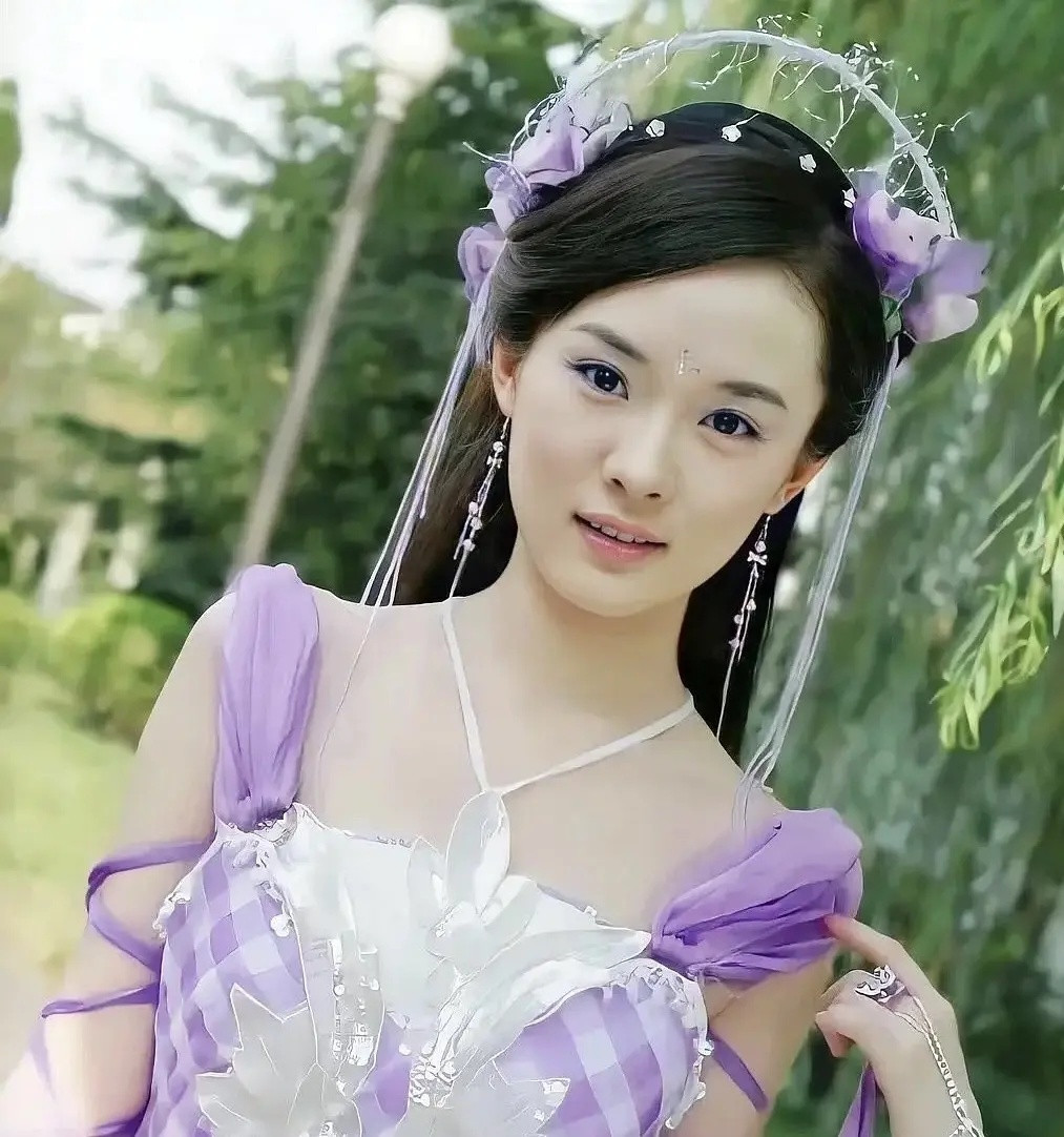 Hoắc Tư Yến nổi tiếng sớm, có tài kinh doanh nên sớm trở thành người phụ nữ giàu có. Hiện tại, cô đã nửa nghỉ hưu.