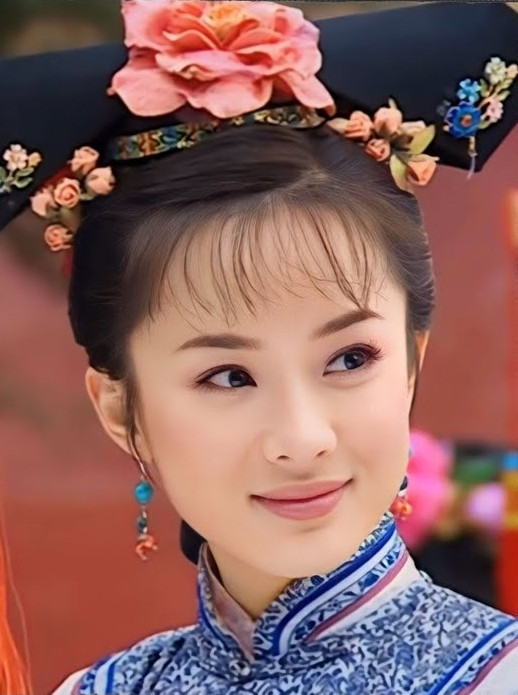 Hoắc Tư Yến nổi tiếng sớm, có tài kinh doanh nên sớm trở thành người phụ nữ giàu có. Hiện tại, cô đã nửa nghỉ hưu.