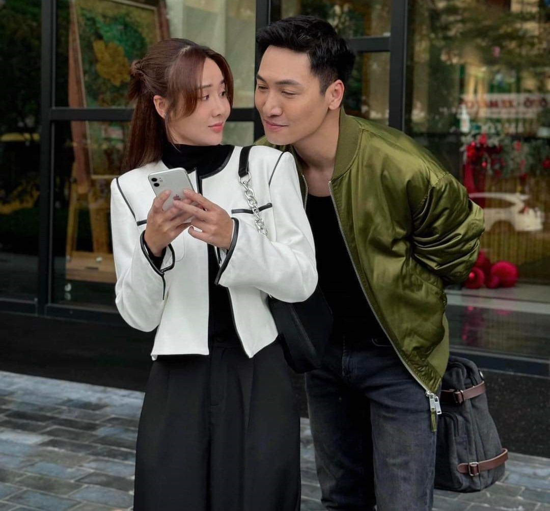 Cảnh tình cảm giữa Huyền Lizzie và Mạnh Trường gượng gạo, thiếu tự nhiên.