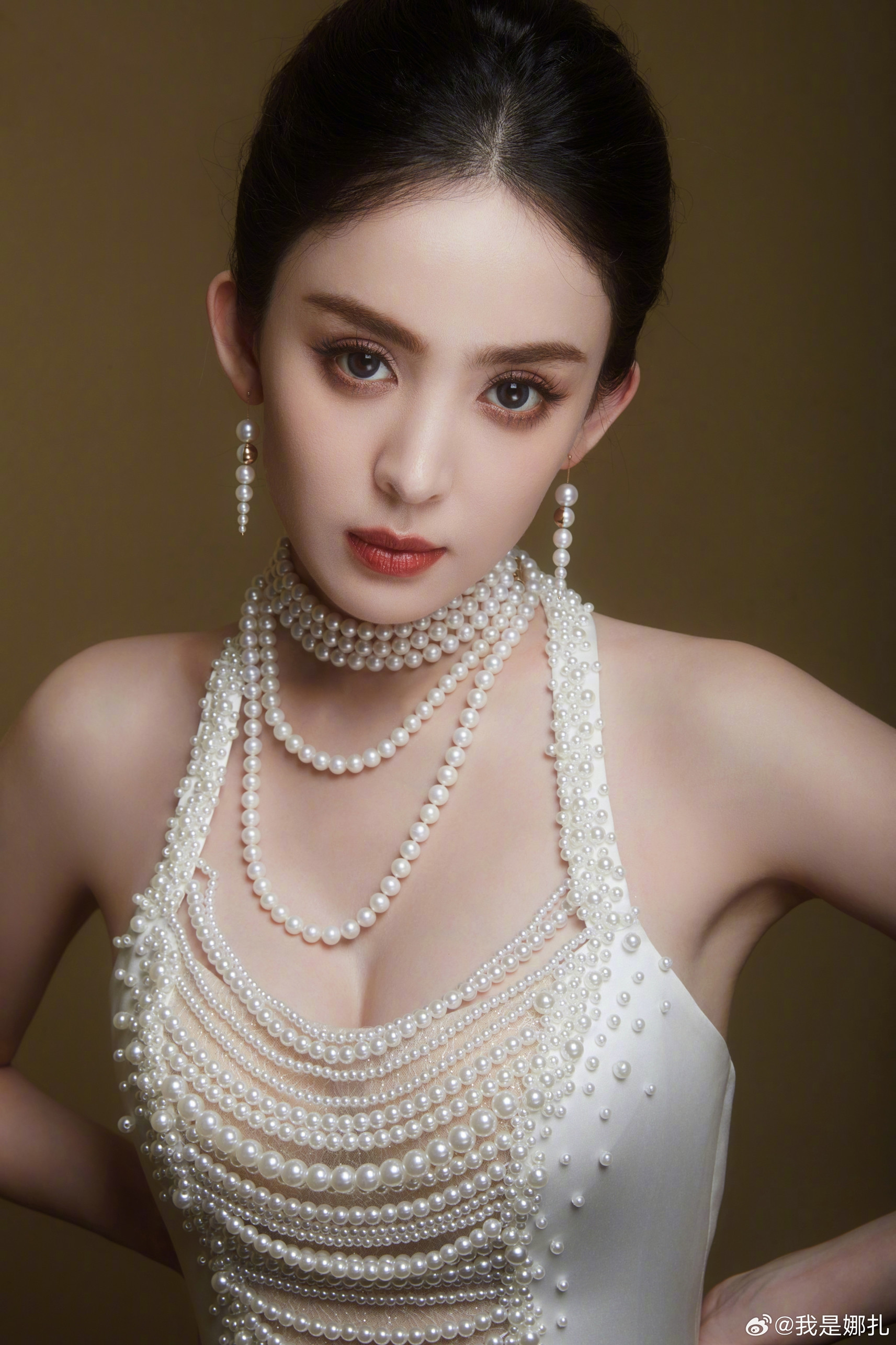 Na Trát đẹp tựa hoa hậu, nhưng chỉ hợp để ngắm. Diễn xuất kém cỏi và đời tư ồn ào khiến nữ diễn viên mất điểm với khán giả. Na Trát đẹp tựa hoa hậu, nhưng chỉ hợp để ngắm. Diễn xuất kém cỏi và đời tư ồn ào khiến nữ diễn viên mất điểm với khán giả.