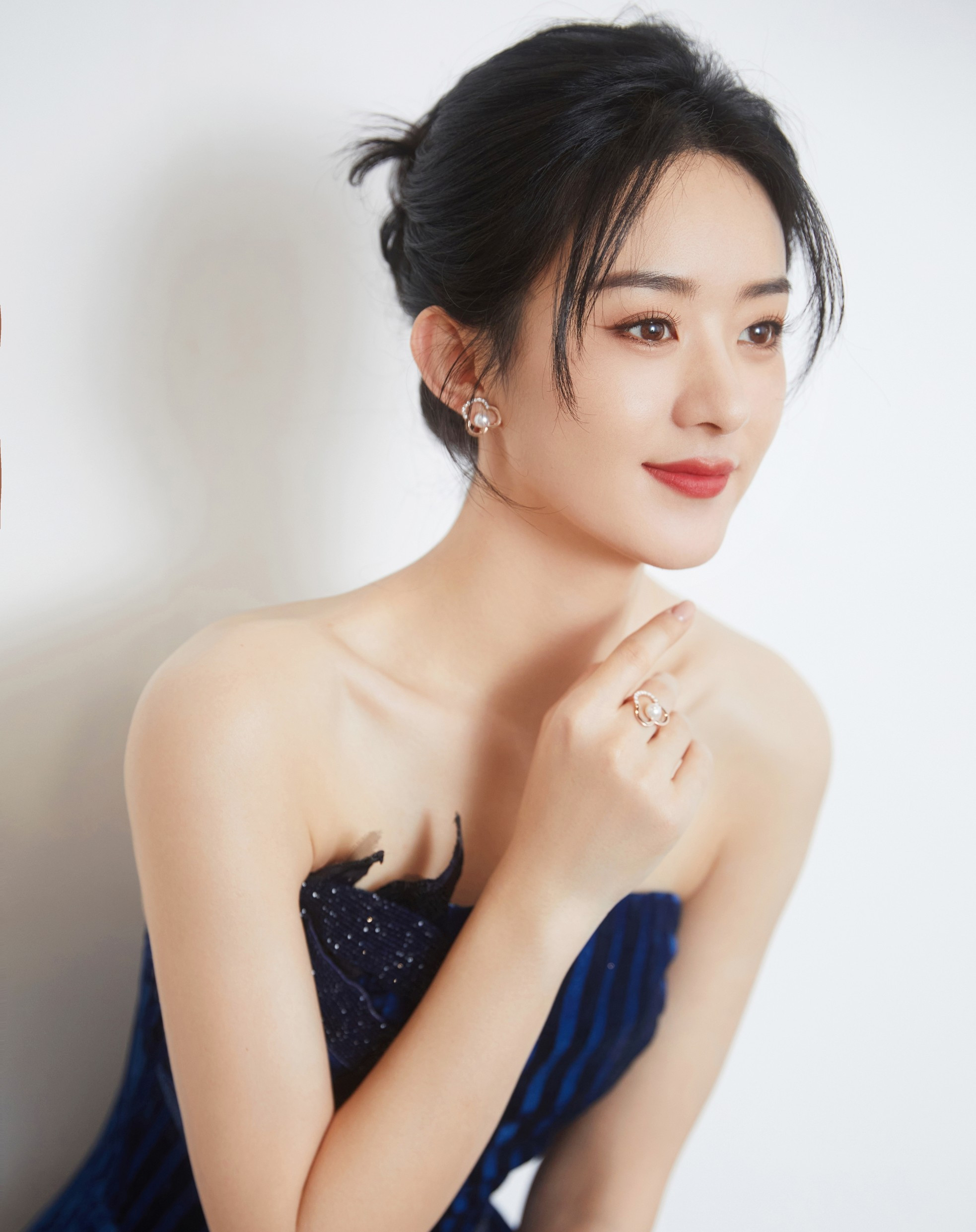 Dương Mịch bị cho là yêu thích những thứ phù phiếm như khoe sắc trên thảm đỏ hơn là diễn xuất. Dương Mịch bị cho là yêu thích những thứ phù phiếm như khoe sắc trên thảm đỏ hơn là diễn xuất.