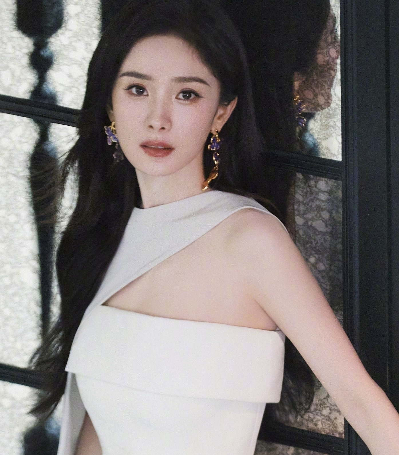 Dương Mịch bị cho là yêu thích những thứ phù phiếm như khoe sắc trên thảm đỏ hơn là diễn xuất. Dương Mịch bị cho là yêu thích những thứ phù phiếm như khoe sắc trên thảm đỏ hơn là diễn xuất.