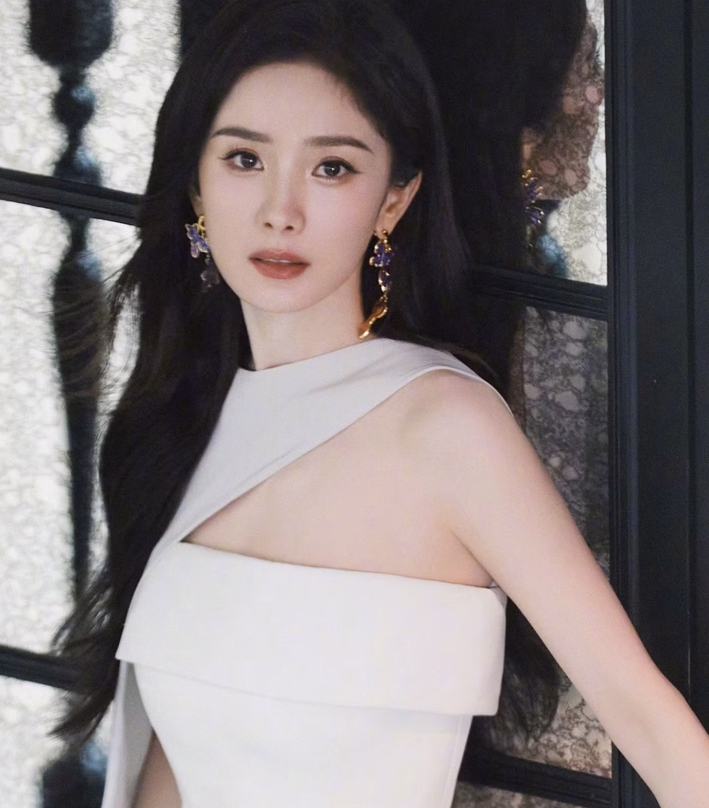 Dương Mịch bị cho là yêu thích những thứ phù phiếm như khoe sắc trên thảm đỏ hơn là diễn xuất. Dương Mịch bị cho là yêu thích những thứ phù phiếm như khoe sắc trên thảm đỏ hơn là diễn xuất.