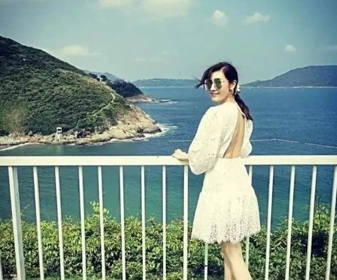 Biệt thự rộng lớn nhìn ra biển mà Lý Gia Hân và chồng con đang sống. Biệt thự rộng lớn nhìn ra biển mà Lý Gia Hân và chồng con đang sống.