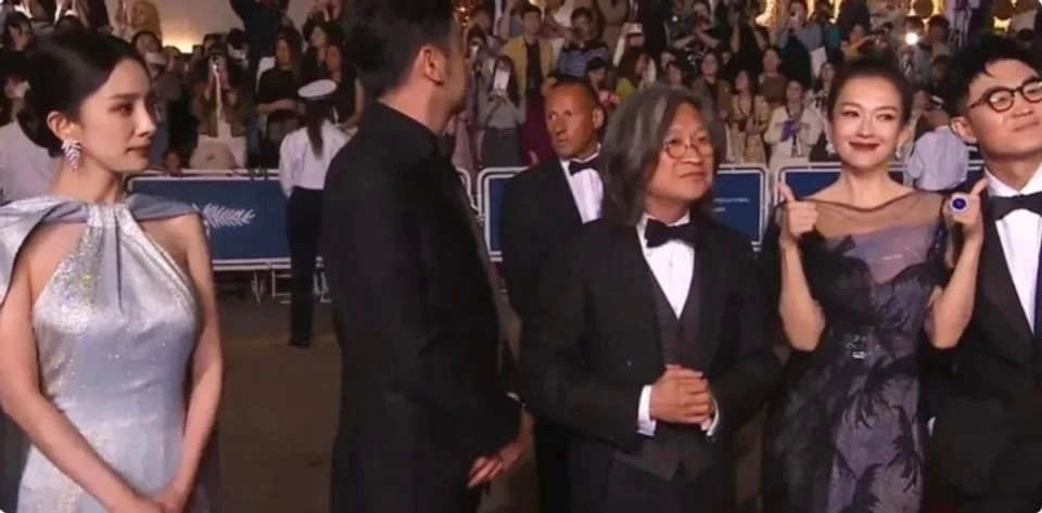 Dương Mịch phải chịu cảnh làm nền cho Chương Tử Di. Dương Mịch phải chịu cảnh làm nền cho Chương Tử Di.