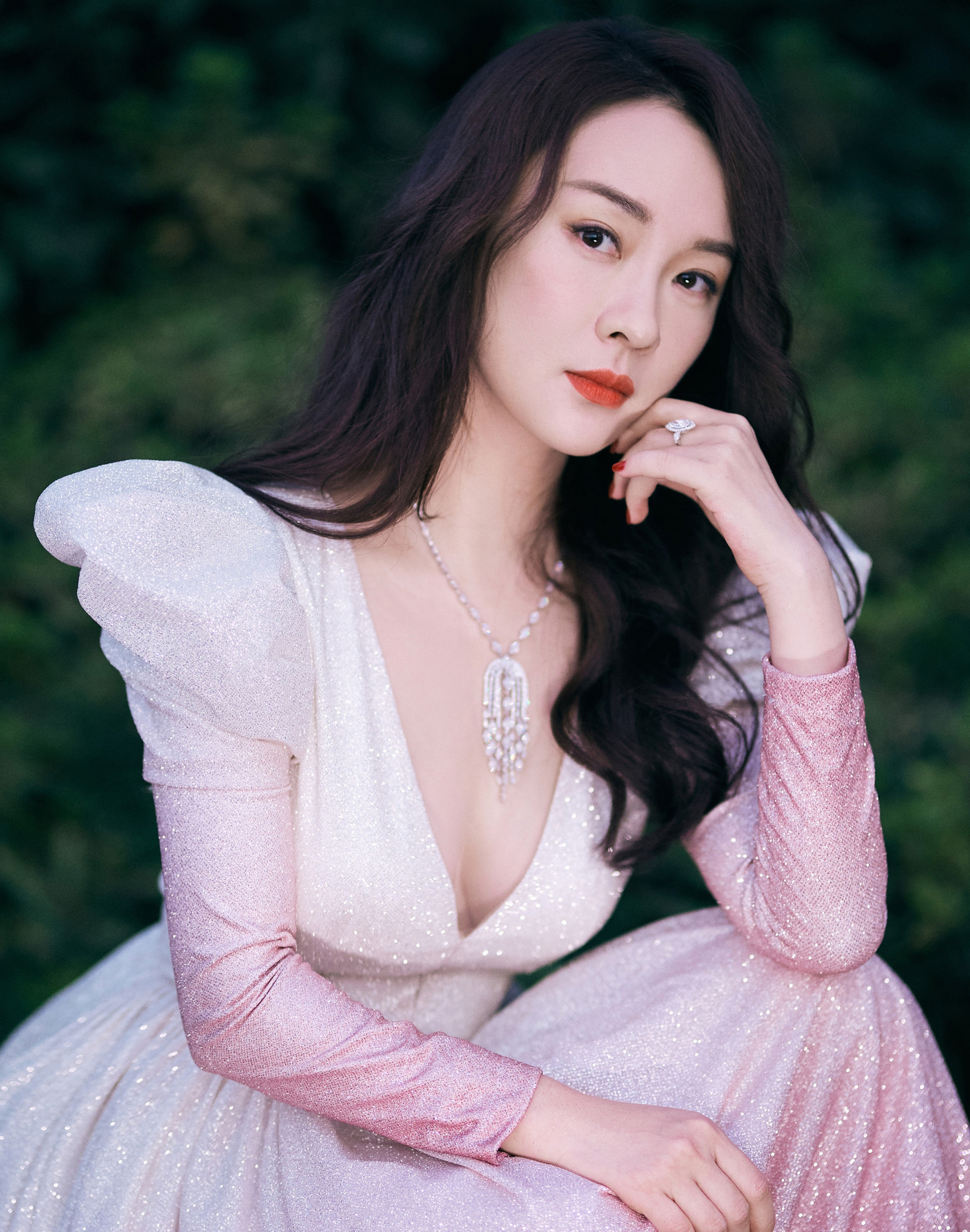 Nữ diễn viên còn sử dụng tiền và các mối quan hệ giúp chồng trở nên nổi tiếng.