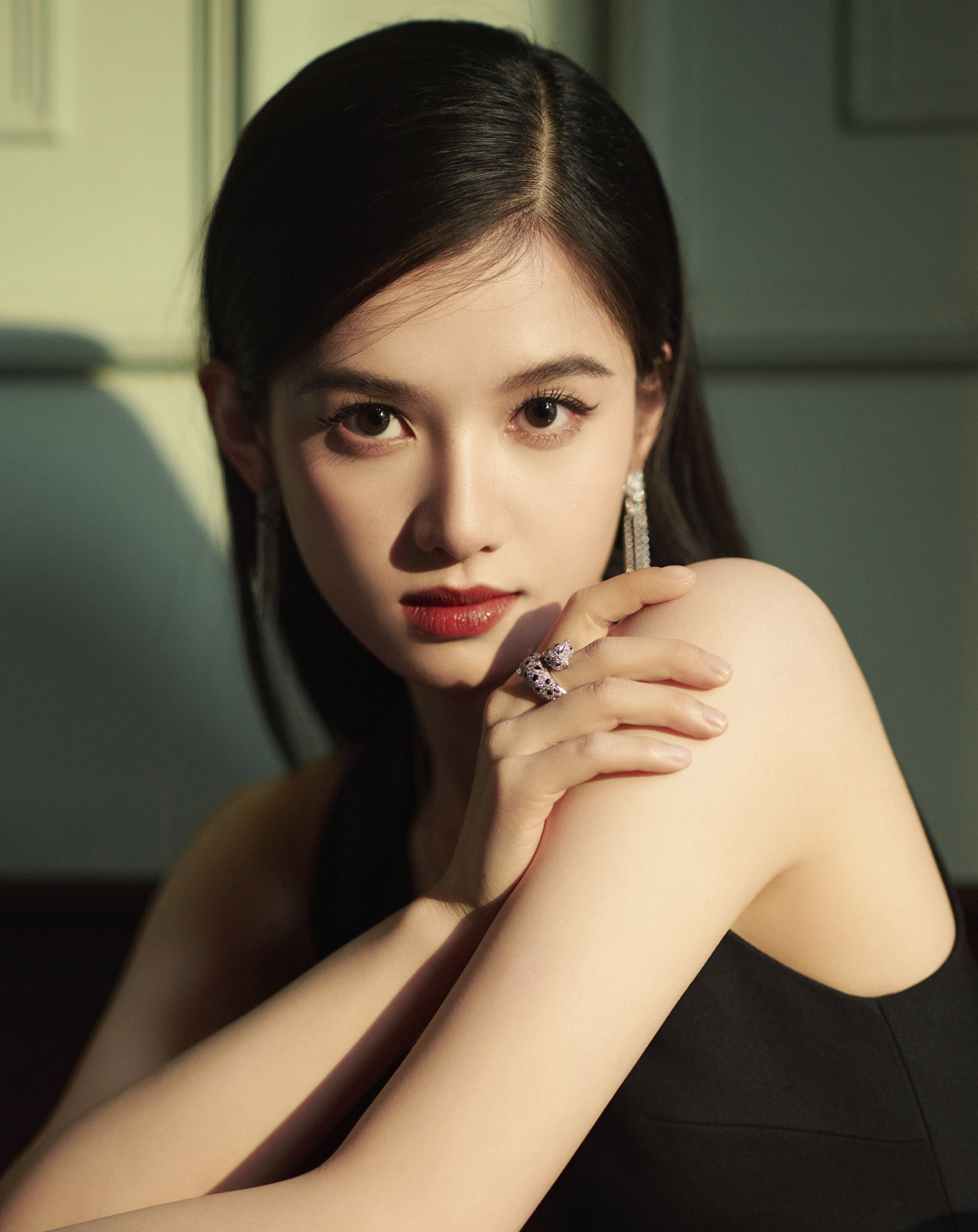 Trương Tịnh Nghi sự nghiệp thuận lợi vì là học trò cưng của Châu Tấn, Trần Khôn.