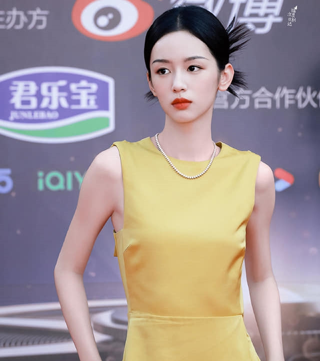 Châu Dã không ít lần để lộ biểu cảm lạnh lùng.