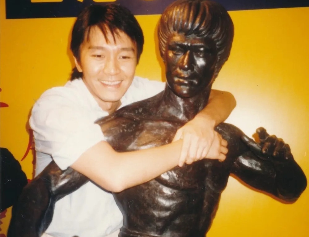 Vương Tinh muốn hợp tác với Châu Tinh Trì sản xuất phim về Lý Tiểu Long, nhưng vua hài Hong Kong không hài lòng về vấn đề phân chia thù lao. Vương Tinh muốn hợp tác với Châu Tinh Trì sản xuất phim về Lý Tiểu Long, nhưng vua hài Hong Kong không hài lòng về vấn đề phân chia thù lao.