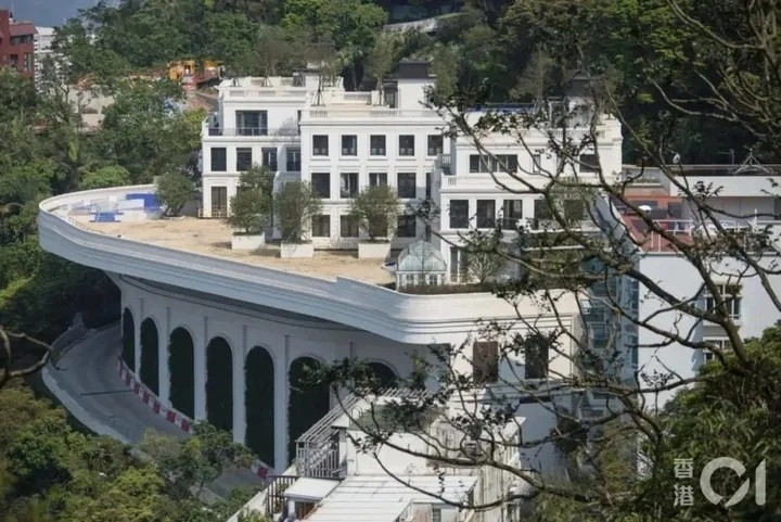 Toàn cảnh dinh thự của gia đình Từ Tử Kỳ, thuộc top 10 khu biệt thự đắt giá nhất Hong Kong. Toàn cảnh dinh thự của gia đình Từ Tử Kỳ, thuộc top 10 khu biệt thự đắt giá nhất Hong Kong.